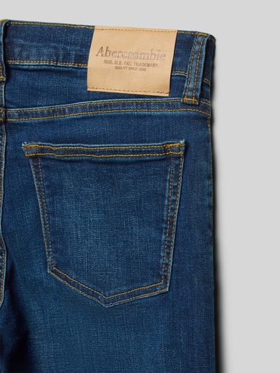 Produktfoto, Straight Fit Jeans im 5-Pocket-Design von Abercrombie&Fitch, ciemnoniebieski denim, kontrastowe szwy, naszywka z logo, dziecięce, szerokość w rozmiarze 134: 35 cm, długość wewnętrzna nogawki w rozmiarze 134: 60 cm