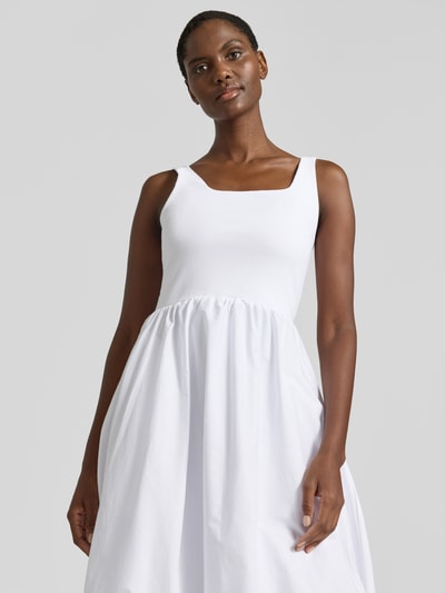 Frauenmodel trägt Ballonförmiges Midikleid im 2-in-1-Look von Rich & Royal aus Baumwoll-Elasthan-Mix, Karree-Ausschnitt, weiße Farbe, Nahaufnahme Oberkörper. Rückenlänge bei Größe S: 26 cm, Brustweite bei Größe S: 33 cm.