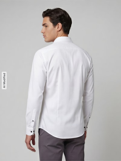 Männermodel trägt Slim Fit Business-Hemd mit Kentkragen von Jake*s in Weiß, reine Baumwolle, Rückenansicht, Ganzkörperansicht Rückansicht.