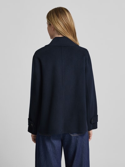 Männermodel trägt Loose Fit Wollmantel aus Schurwoll-Mix Modell 'FANTINO' von Weekend Max Mara, unifarben, Ganzkörperansicht Rückansicht