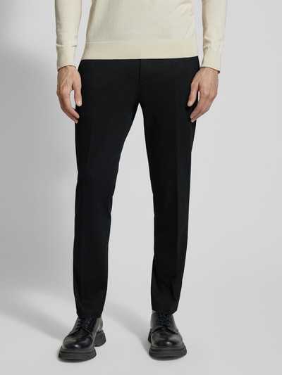 Mężczyzna nosi Straight Fit Stoffhose aus Viskose-Mix od Roy Robson, elastyczna mieszanka wiskozy, kanty, kieszenie z tyłu, zapięcie na guzik i zamek błyskawiczny, szerokość w rozmiarze 50: 44 cm, długość wewnętrzna nogawki: 82 cm, czarne, gładka faktura, pełny widok z przodu