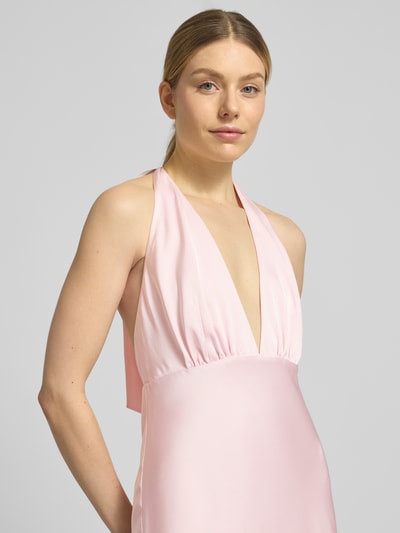 Kobiece modelka nosi Maxikleid mit V-Ausschnitt Modell 'Dascha' od JOOP!, satyna, krój dopasowany, dekolt V, wiązany neckholder, głęboki tył, różowy, zamek z tyłu, długość pleców w rozmiarze 36: 137 cm, szerokość w rozmiarze 36: 41 cm, zbliżenie na górną część ciała