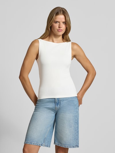 Modelka kobieca ma na sobie Slim Fit Tanktop aus Baumwoll-Mix Modell 'MAY' von PIECES, jednokolorowy, dekolt w łódkę, cienkie ramiączka, prążkowana faktura, mieszanka bawełny, widok całej sylwetki z przodu.