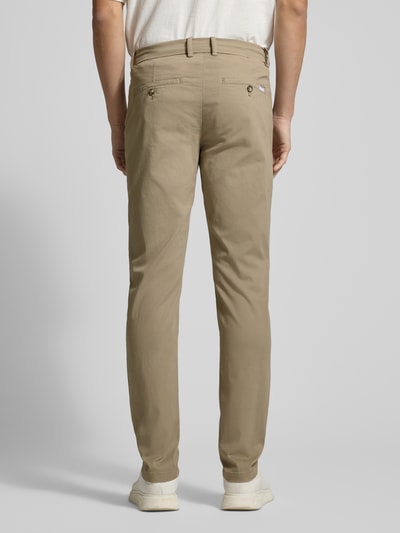 Männermodel trägt Chino mit Eingrifftaschen von Lindbergh in Beige, Slim Fit, Baumwoll-Elasthan-Mix, Ganzkörperansicht Rückansicht.