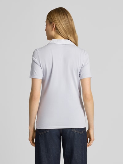 Frauenmodel trägt Regular Fit Poloshirt aus reiner Baumwolle von Marc O'Polo, Optik: Unifarben, Jersey, Kurzarm, Ganzkörperansicht Rückansicht.