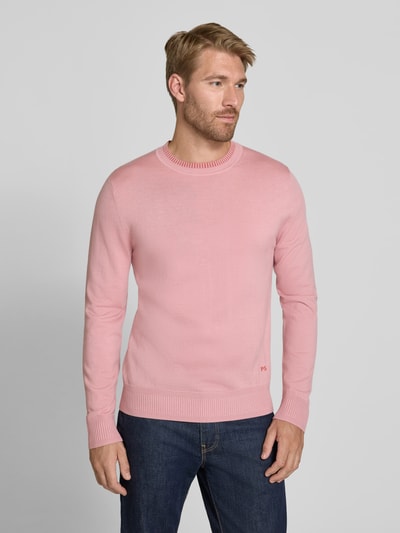 Männermodel trägt Regular Fit Wollpullover von Paul Smith in Rosa, reine Wolle, Rundhalsausschnitt, gerippte Bündchen, Ganzkörperansicht von vorne.