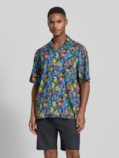 Männermodel trägt Regular Fit Freizeithemd aus reiner Viskose Modell 'Resort' von MCNEAL mit floralem Print, Vorderansicht, Nahaufnahme Oberkörper.
