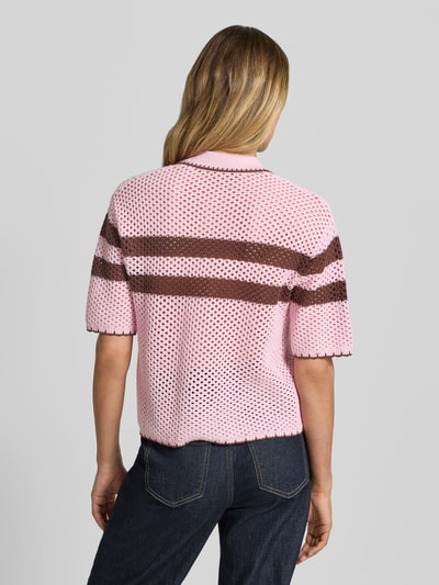 Männermodel trägt Cardigan mit Polokragen und 1/2-Arm von Jake*s Casual, rosa mit braunen Streifen, reine Baumwolle, prosty krój, widok całej sylwetki z tyłu
