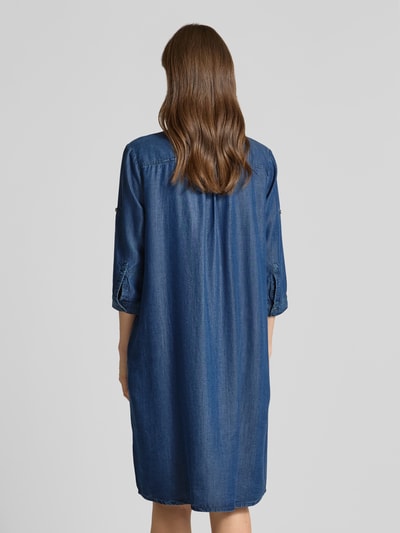 Frauenmodel trägt Knielanges Jeanskleid mit kurzer Knopfleiste von Milano Italy aus Lyocell in Straight Fit und Knielänge, 3/4-Arm, Rückansicht Ganzkörperansicht.
