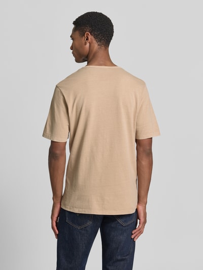 Männermodel trägt T-Shirt mit Rundhalsausschnitt und Knopfleiste von Jack & Jones Premium, beige, reine Baumwolle, Ganzkörperansicht Rückansicht.