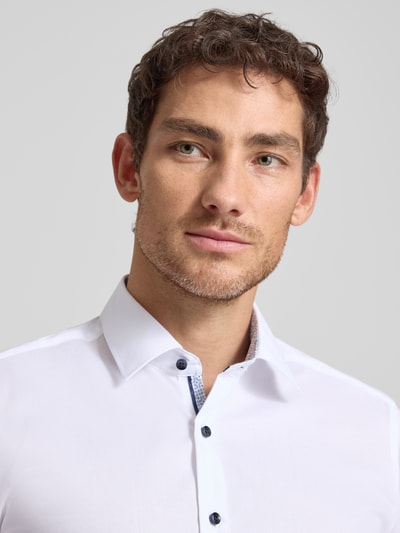 Männermodel trägt Slim Fit Business-Hemd aus Reine Baumwolle mit Kentkragen und Knopfleiste von ETERNA, Nahaufnahme Oberkörper. Rückenlänge 80 cm, Schulterbreite 45 cm, Ärmellänge 70 cm bei Größe 40.