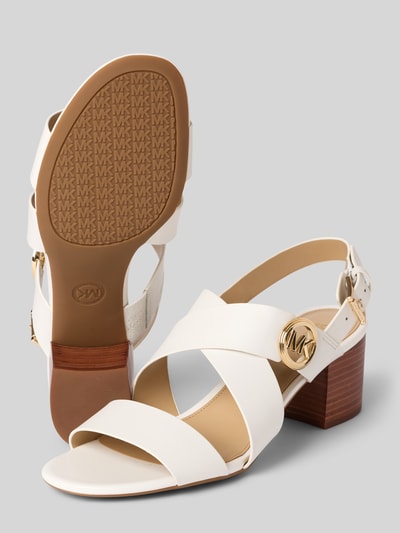 Produktfoto, Sandalette aus Leder mit Blockabsatz von MICHAEL Michael Kors, naturalna skóra, zaokrąglony czubek, paski ze sprzączką, aplikacja z logo, obcas słupek 6 cm w rozmiarze 40, kolor biały, podeszwa z logo