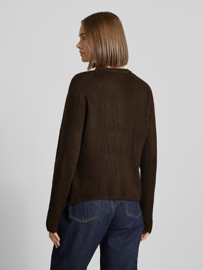 Frauenmodel trägt dunkelbraune Loose Fit Strickjacke mit Rundhalsausschnitt Modell 'SIMONI' von ONLY, Damen Strickjacke, Ganzkörperansicht Rückansicht.