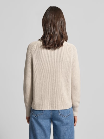 Frauenmodel trägt Regular Fit Strickpullover aus reiner Baumwolle von Marc O'Polo, Optik: Unifarben, Materialverarbeitung: Strick, Ganzkörperansicht Rückansicht.