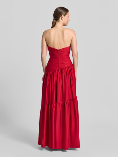 Modelka nosi sukienka wieczorowa 'Abendkleid im Stufen-Look' od Luxuar, długa, taliowany krój, bez rękawów, efekt stopniowania, zamek błyskawiczny z tyłu, długość tyłu w rozmiarze 36: 125 cm, szerokość klatki piersiowej w rozmiarze 36: 34 cm, widok całej sylwetki od tyłu