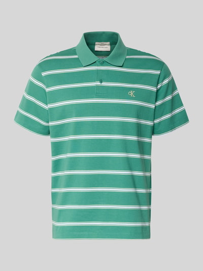 Produktfoto, Regular Fit Poloshirt mit Logo-Stitching von Calvin Klein Jeans in Grün mit weißen Streifen, reine Baumwolle, Polokragen, kurze Knopfleiste.