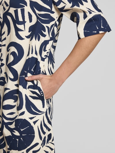 Frauenmodel trägt Knielanges Hängerkleid mit Tunikakragen von Oui, Baumwoll-Mix mit Stretch-Anteil, florales Navy-Weiß Muster, 3/4-Arm, Nahaufnahme Oberkörper.