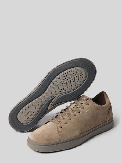 Produktfoto, Sneaker aus echtem Leder Modell 'Baltimoore' von Geox in Taupe mit abgerundeter Passform, Logo-Prägung und strukturierter Gummisohle, Absatzhöhe 3 cm, Schafthöhe 7 cm, Schaftweite 10 cm