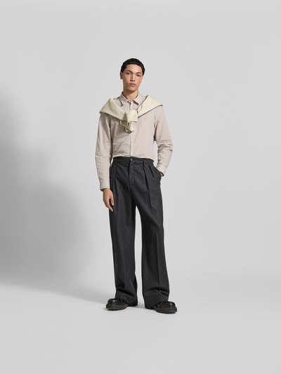 Männermodel trägt Slim Fit Freizeithemd aus Baumwoll-Mix von MAISON KITSUNÉ in Beige mit Kentkragen, Langarm, glatte Textur, Ganzkörperansicht von vorne.