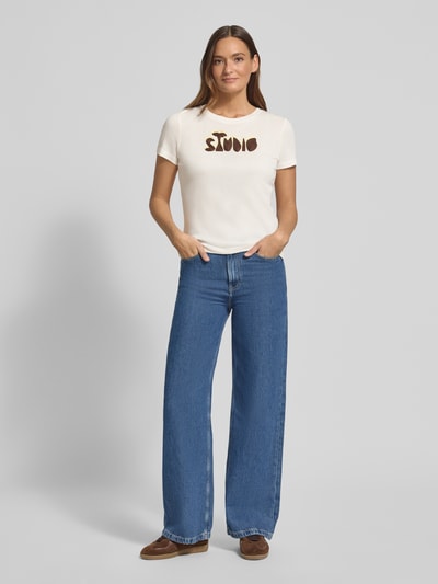 Modelka kobieta ma na sobie T-Shirt mit Stitching und Rundhalsausschnitt od JAKE*S STUDIO WOMAN, mieszanka bawełny i modalu, krój regular fit, kolor biały, nadruk z przodu, widok całej sylwetki z przodu.