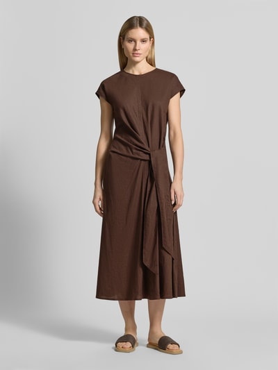 Vrouwenmodel draagt Relaxed Fit linnen blouse met V-hals van Scotch & Soda, mix van linnen en viscose, bruin, gladde structuur, geheel van voren.