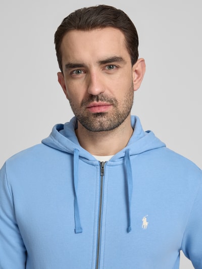 Männermodel trägt Regular Fit Sweatjacke aus reiner Baumwolle von Polo Ralph Lauren in Optik: Unifarben mit Logo-Detail, Nahaufnahme Oberkörper.