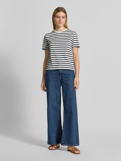 Kobiece model nosi damski t-shirt z okrągłym dekoltem od Jake*s Casual, bawełna, prosty krój, rękaw o dł. 1/2, długość tyłu 61 cm, widok całej sylwetki z przodu
