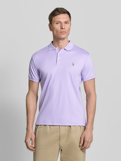 Männermodel trägt Regular Fit Poloshirt aus reiner Baumwolle von Polo Ralph Lauren in Optik: Unifarben, Kurzarm, Jersey-Textur, Nahaufnahme Oberkörper.