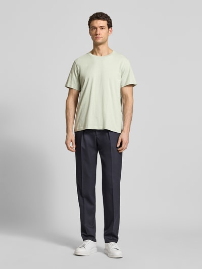 Männermodel trägt Regular Fit T-Shirt aus reiner Baumwolle Modell 'HASPEN' von SELECTED HOMME in Melange-Optik, Ganzkörperansicht von vorne.