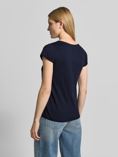 Frauenmodel trägt T-Shirt mit Stitching und Rundhalsausschnitt von Christian Berg Woman aus reiner Baumwolle, dunkelblau, Regular Fit, Rollsaum, Rückenlänge 62 cm, Ganzkörperansicht Rückansicht.
