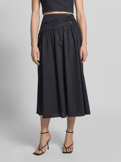 Frauenmodel trägt Cocktailrock mit Drapierungen Modell 'Dottie' von Forever New in Schwarz, reine Baumwolle, Maxirock, Nahaufnahme Oberkörper.