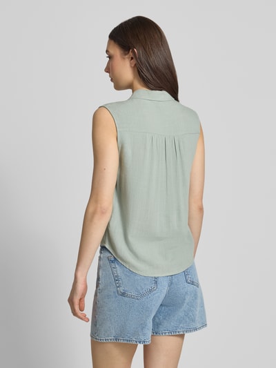 Frauenmodel trägt Regular Fit Leinenbluse ohne Ärmel Modell 'SIESTA' von Only, Melange-Optik, Hemdblusenkragen, Rückansicht Ganzkörperansicht.