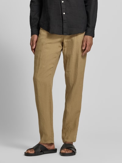 Männermodel trägt Straight Fit Leinenhose aus reinen Leinen Modell 'Lynx' von Mmx, beige, Gesäßtaschen, Knopf- und Reißverschluss, Ganzkörperansicht von vorne.