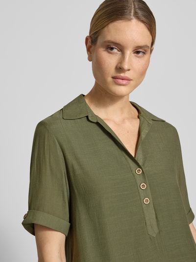 Frauenmodel trägt Relaxed Fit Bluse aus Viskose-Mix mit Umlegekragen von Apricot, Knopfleiste, Halbarm, semitransparent, Nahaufnahme Oberkörper.