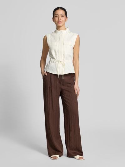 Vrouwenmodel draagt Stoffhose aus Lyocell-Mix mit Schnürung van Jake*s Casual, bruin, wide leg, zichtbare textuur, maat 36, voorkant totaalbeeld.