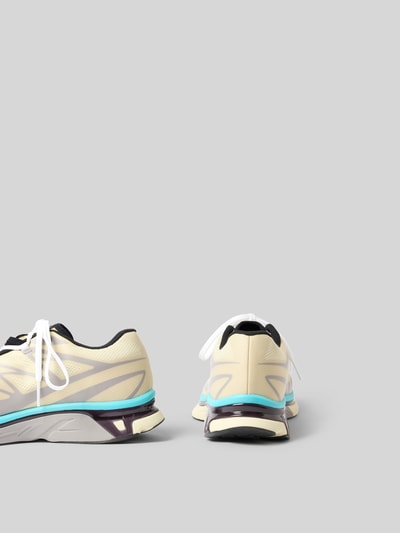 Produktfoto, Sneaker mit Kontrastbesatz von MM6 Maison Margiela in Beige mit blauen und schwarzen Details, strukturierte Sohle, abgerundete Form, Schnürverschluss, Label-Details, Absatzhöhe 4 cm, Schafthöhe 8 cm, Herren Sneaker