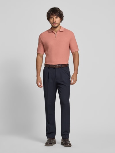 Männermodel trägt Regular Fit Poloshirt aus reiner Bio-Baumwolle Modell 'CRAN' von SELECTED HOMME in Strickoptik, Ganzkörperansicht von vorne.