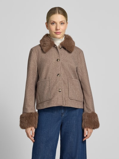 Vrouwenmodel draagt Jacke met Kentkragen Modell 'yanna' van FREE/QUENT, rechte snit, knoopsluiting, opgestikte steekzakken, voorkant volledig zichtbaar, context: damesjack, schouderbreedte 41 cm, borstwijdte 50 cm, mouwlengte 60 cm, ruglengte 43 cm
