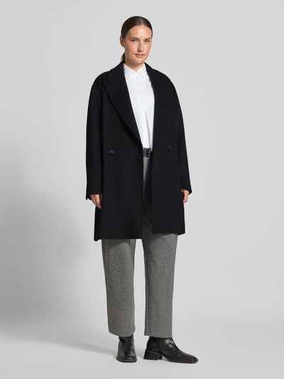 Frauenmodel trägt Regular Fit Mantel aus Woll-Mix Modell 'C_Calesarina' von BOSS, in Schwarz mit glatter Textur, BOSS Orange, Ganzkörperansicht von vorne.