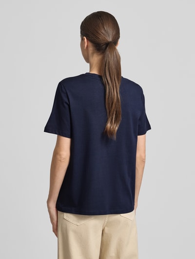 Modelka nosi Regular Fit T-Shirt aus reiner Baumwolle von s.Oliver RED LABEL, efekt: jednolity kolor, krój regular fit, haft, okrągły dekolt, krótki rękaw, bawełna, widok całej sylwetki z tyłu.