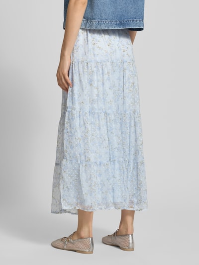 Frauenmodel trägt Ausgestellter Maxi-Rock mit elastischem Bund Modell 'LELIZA' von Only, Optik:Allover-Muster, Regular-Fit, Materialverarbeitung: Dobby, Maxi-Länge, elastischer Bundabschluss, gerade Saum, helle Blautöne, ganz zart gemustert, Ganzkörperansicht Rückansicht.
