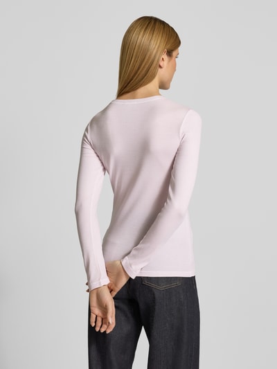 Frauenmodel trägt Slim Fit Langarmshirt aus Lyocell-Mix von Marc O'Polo, Optik: Unifarben, Ripp, zartes Rosa, Ganzkörperansicht Rückansicht.