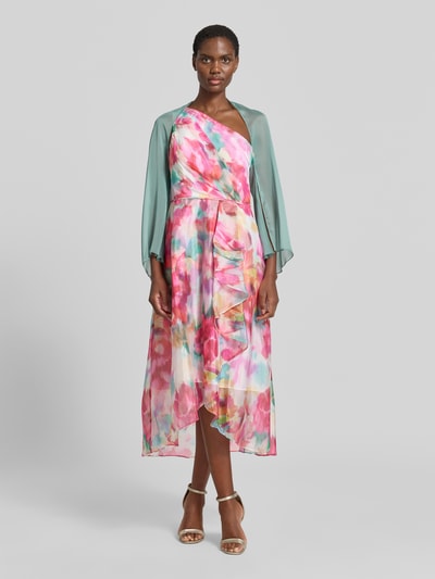 Frauenmodel trägt Semitransparenter Bolero aus fließendem Stoff von Swing in Mintgrün, kombiniert mit buntem Kleid, Ganzkörperansicht von vorne.