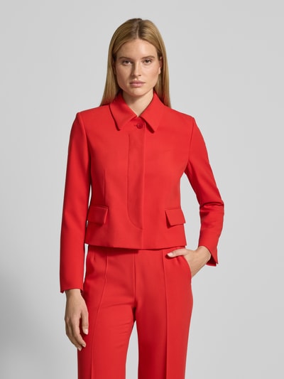 Kobiece modelka nosi Żakiet mit Pattentaschen von Windsor, mieszanka materiałów z dodatkiem wiskozy, krój regular fit, kołnierzyk koszulowy, ukryta listwa guzikowa, kieszenie z patką, długość tyłu w rozmiarze 36: 52 cm, szerokość w rozmiarze 36: 48 cm, długość rękawów w rozmiarze 36: 61 cm, kolor czerwony, gładka faktura, widok całej sylwetki z przodu.