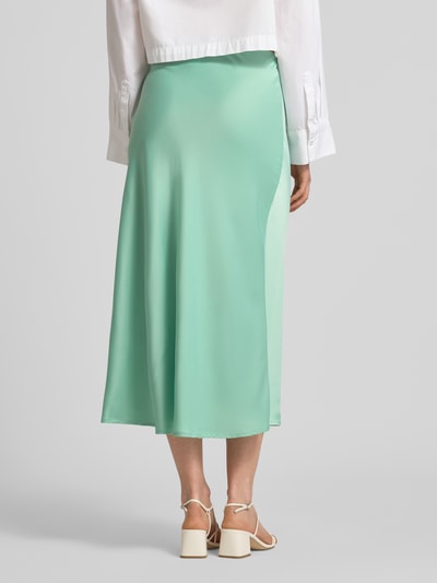 Männermodel trägt spódnica midi z elastyczna mieszanka materiałów YAS Modell 'YASPELLA', linia a, pas elastyczny, całkowita długość 83 cm, szerokość w rozmiarze S: 38 cm, widok całej sylwetki z tyłu
