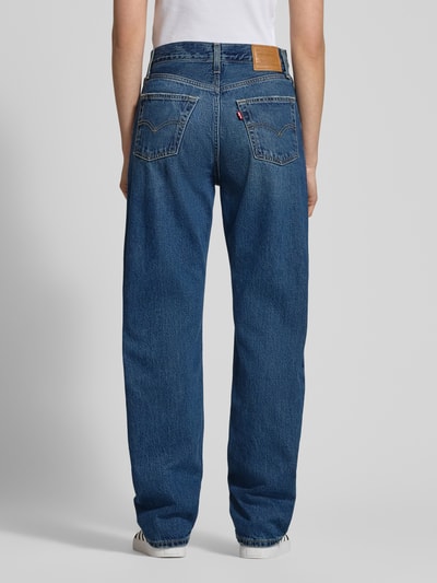 Männermodel trägt Loose Fit Jeans im 5-Pocket-Design Modell 'EASY DAD' von Levi's®, czysty bawełna, krój loose fit, widok całej sylwetki z tyłu. Szerokość w rozmiarze 27/32: 38 cm, długość wewnętrzna nogawki: 80 cm.
