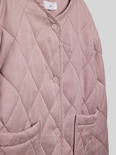 Produktfoto, Regular Fit Jacke aus reinem Lyocell Modell 'Dafne' von Mango in Stepp-Optik, aufgesetzte Taschen, Druckknopfleiste, zartrosa Farbe, Detailaufnahme, Rundhalsausschnitt, sichtbare Textur.