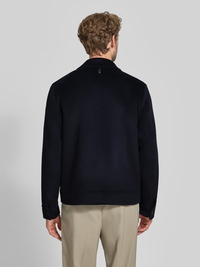 Männermodel trägt Regular Fit Blouson aus Woll-Mix mit Kaschmir-Anteil von JOOP!, dunkle Farbe, glatte Textur, Herren Bomberjacke / Blouson, Ganzkörperansicht Rückansicht.