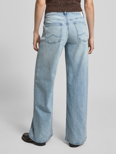Vrouwenmodel draagt Wide Leg Jeans model 'MEDLEY' van Mustang, lichte blauwe tint, mix van katoen en elastaan, steekzakken, wide leg, binnenbeenlengte 84 cm, bandwijdte maat 27/32: 39 cm, model dames jeans, ganzkörperaanzicht achteraan.