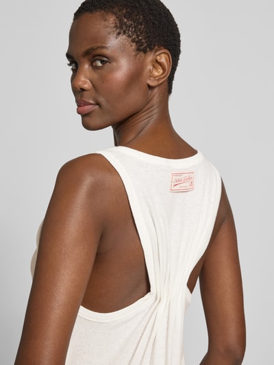 Frauenmodel trägt Regular Fit Top mit Leinen-Anteil von Victoria Beckham, naturweißer Baumwoll-Leinen-Mix, Cut-Out, ärmelloses Design, Detailaufnahme Rückansicht.